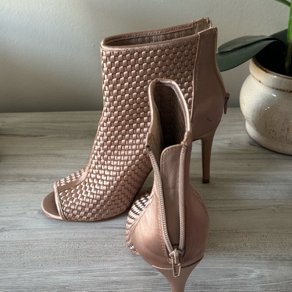 Beautiful Nine West faux leather weaved peep toe heels. - Picture 2 of 3